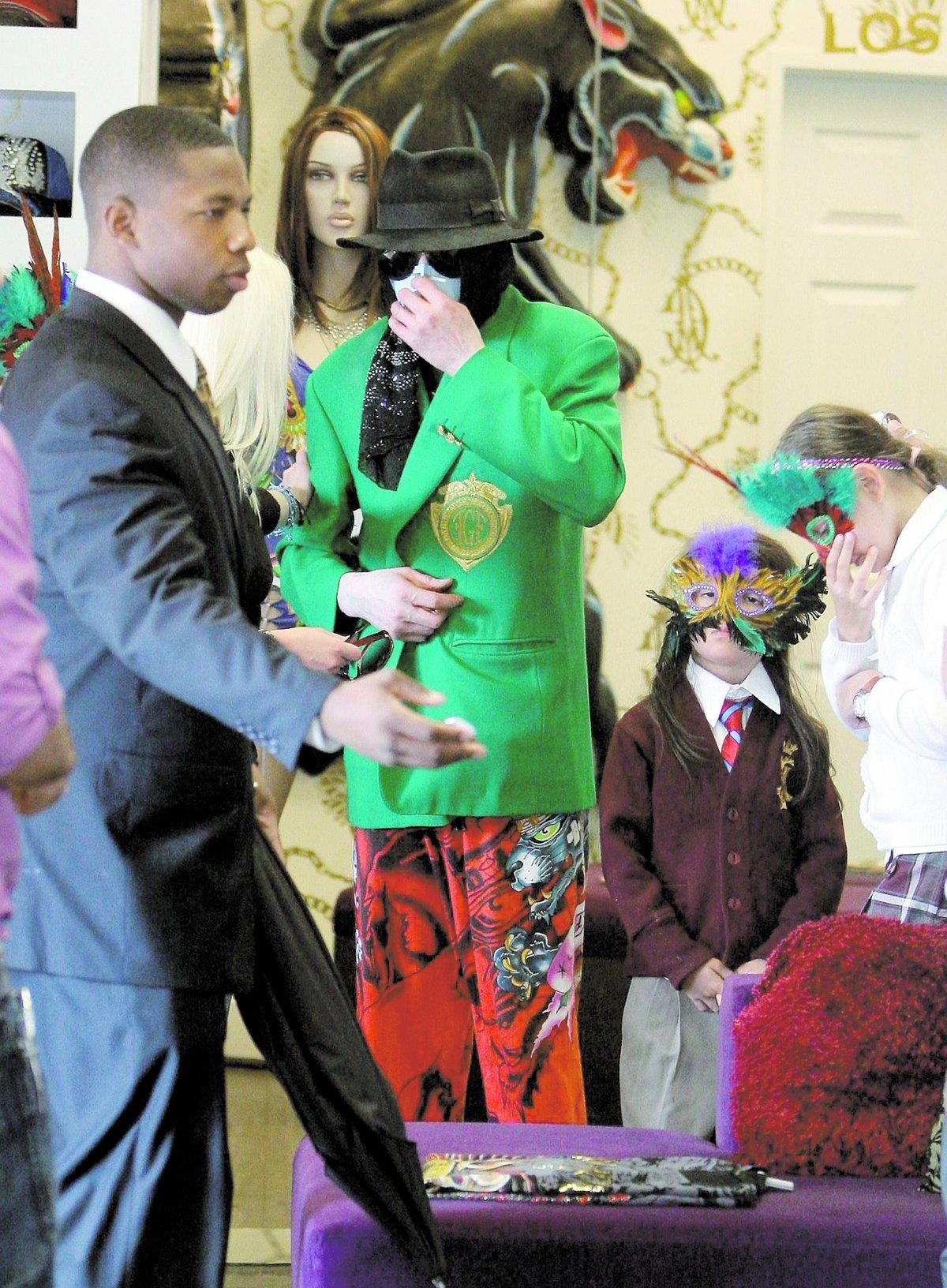 BAR OFTA MASK Inte bara Michael Jackson själv bar mask. Även barnen ville han till varje pris skydda från att bli igenkända, som här under en shoppingrunda i Hollywood den 27 april med två av de tre barnen – Prince Michael II och Paris.