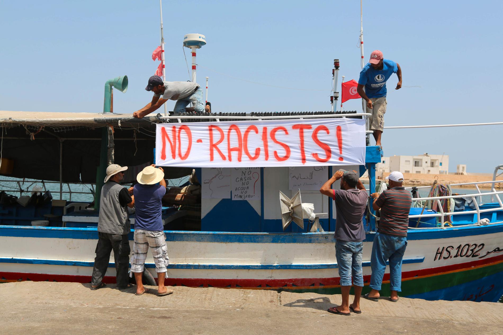 Lokala fiskare i Tunisien protesterar emot att högerextremisters fartyg anlöper hamn för bunkring.