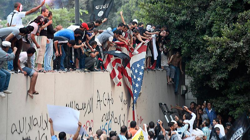 Kravaller utanför USA:s ambassad i Kairo. Foto: AP