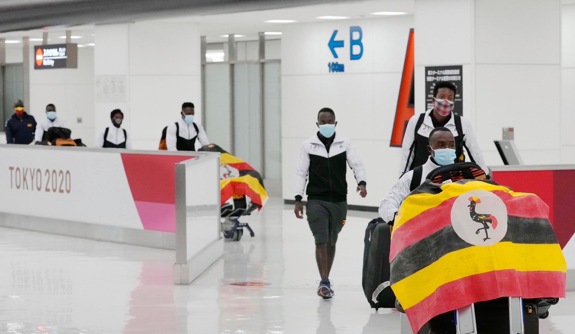 Ugandas OS-trupp anländer till Tokyo. Senare bekräftades att en person testat positivt för covid-19.