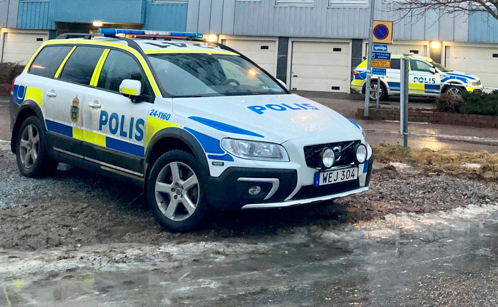 Polisen på plats vid lägenheten i Västerås.