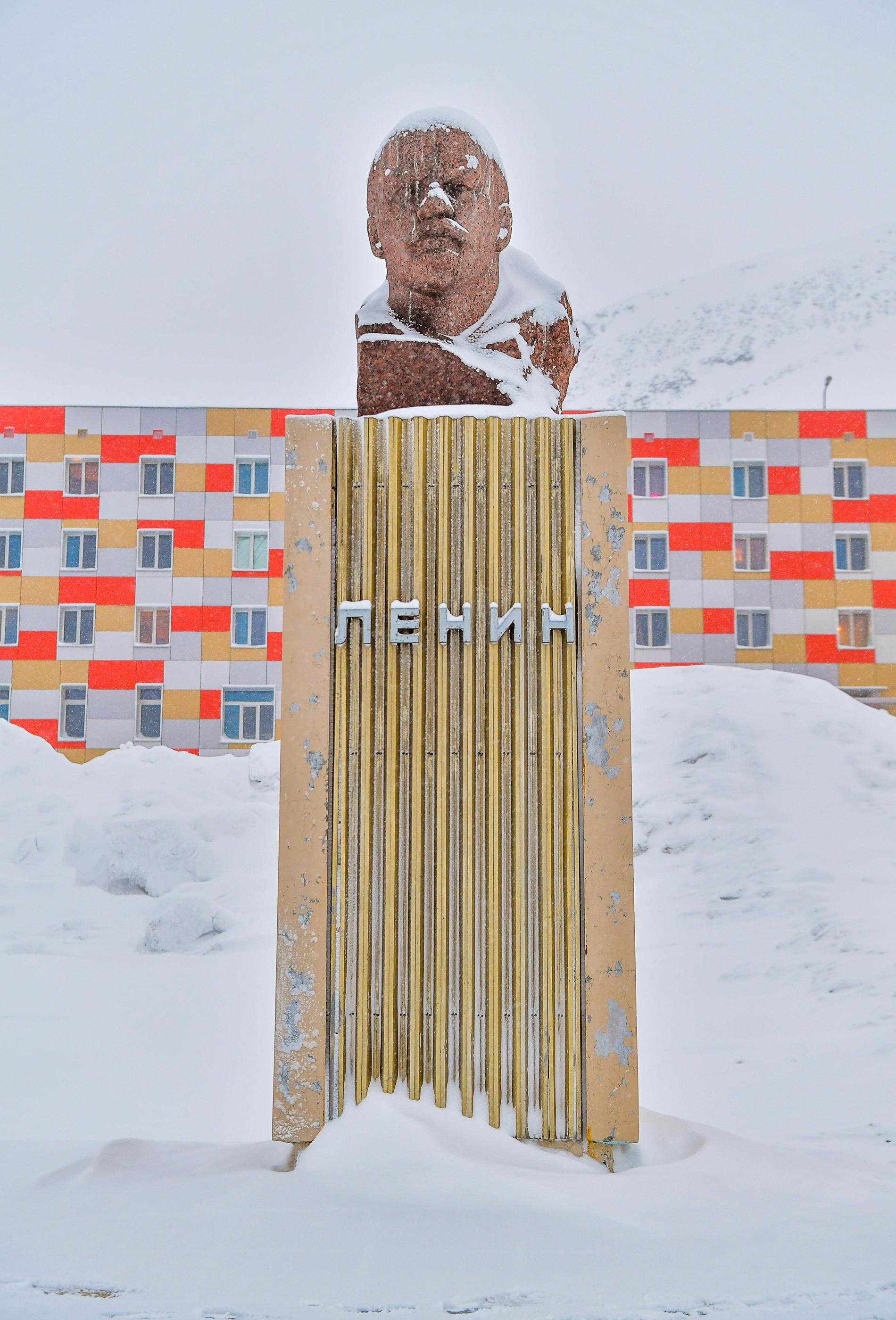I det ryska gruvsamhället Barentsburg på Svalbard finns världens näst nordligaste Leninstaty. Den nordligaste finns i den gamla sovjetiska spökstaden Pyramiden, som också ligger på Svalbard.
