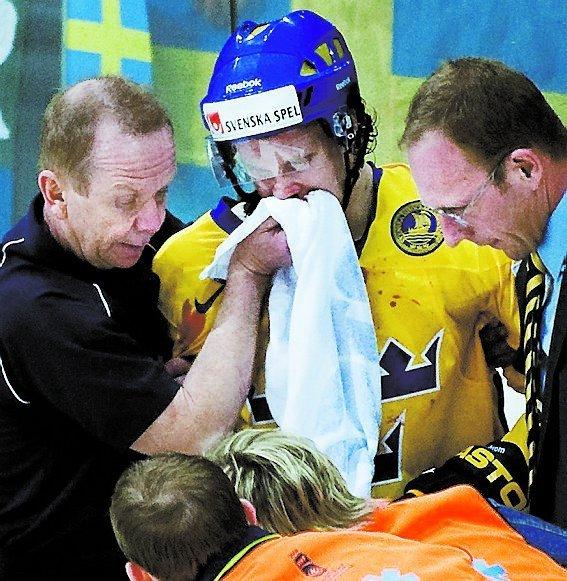Enström blir liggande medan blodet rinner från ett stort jack i ansiktet. När spelet stoppas får han hjälp av isen.