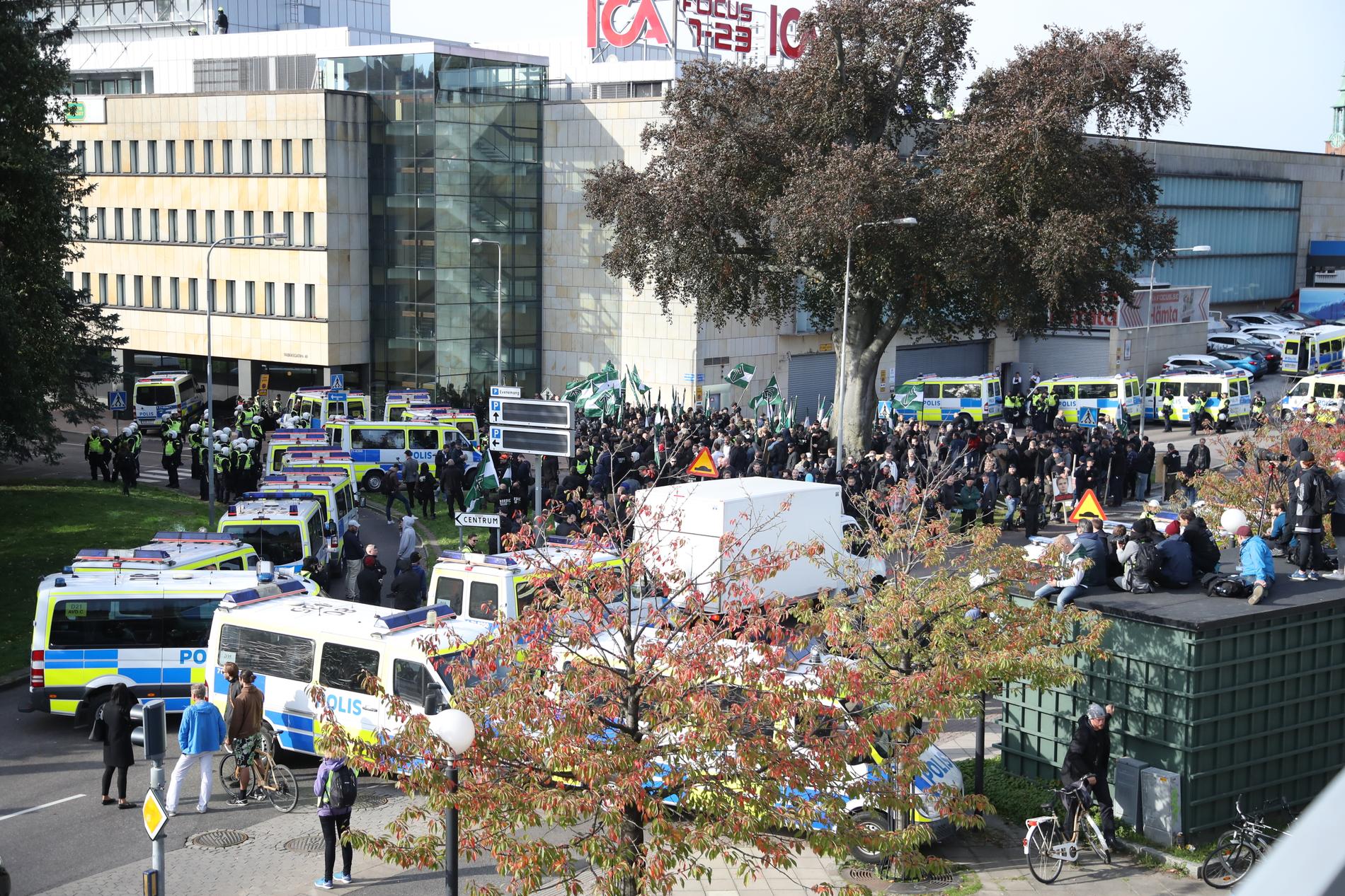 Nordiska motståndsrörelsens (NMR) demonstranter omringade av polisen i centrala Göteborg i september 2017. Arkivbild.