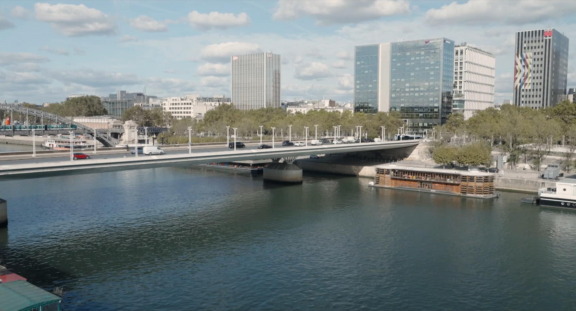 Båten Adamant ligger stadigt förankrad vid en kaj i floden Seine. Här möts människor med olika psykiska problem. Pressbild.