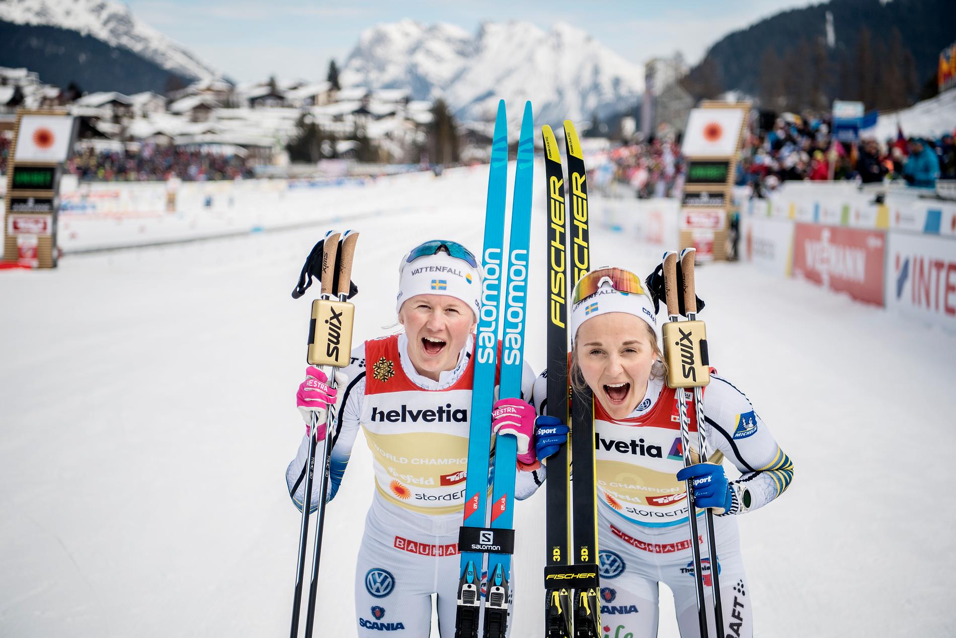Maja Dahlqvist och Stina Nilsson, längdskidåkare, Sverige, vann sprintstafetten och tog guld. Skid-VM 2019 i Seefeld in Tirol, Österrike. VM längdskidor.