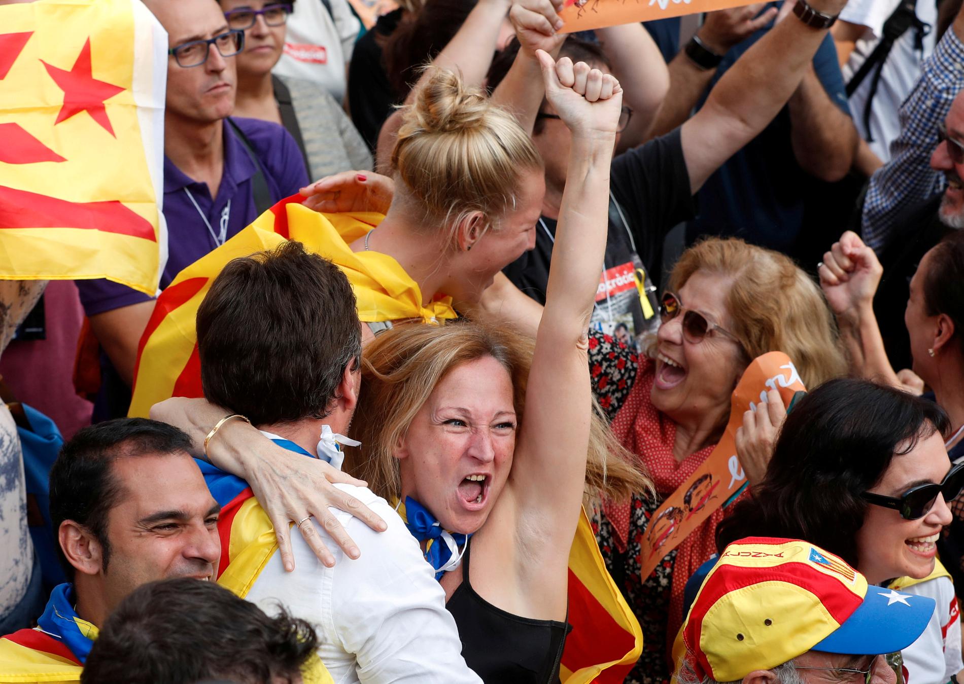 Firande utanför parlamentet i Barcelona efter omröstningen.