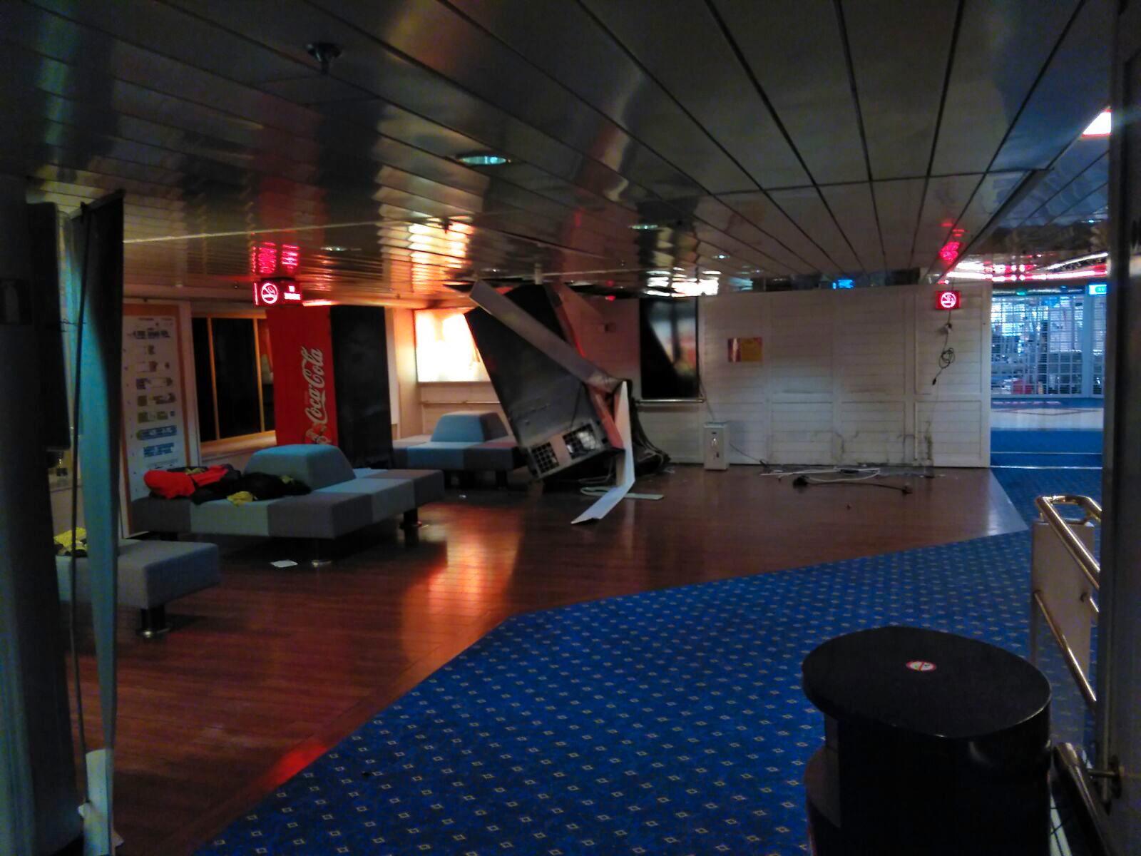 En av radarantennerna på Tallinks passagerarfartyg Romantika skadades i den hårda vinden. Antennen flög iväg och orsakade skador på ett fönster som leder till den så kallade Tangobaren.