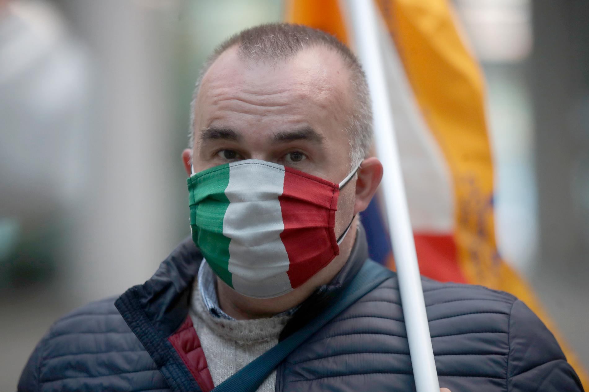 En man protesterar mot återinförda virusrestriktioner i Milano sedan smittan ånyo gått upp.