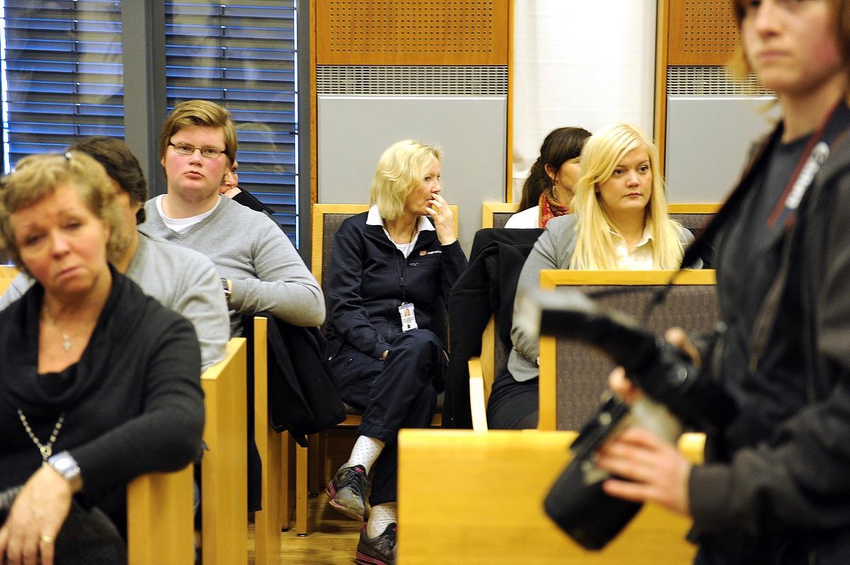 ÖVERLEVANDE I rättssalen fanns flera överlevande ungdomar från Utøya. Pressuppbådet var massivt och åhörarplatserna räckte inte till.
