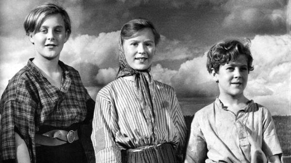  Huvudrollsinnehavarna i filmen ”Barnen från Frostmofjället” 1945. Hans Lindgren som Ante, Siv Hansson som Maglena och Anders Nyström som Månke.