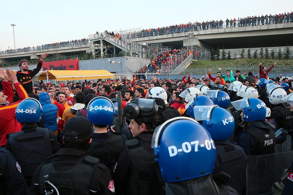 Kaotiskt utanför Galatasarays hemmaarena efter att derbyt mot Fenerbahce ställts in.