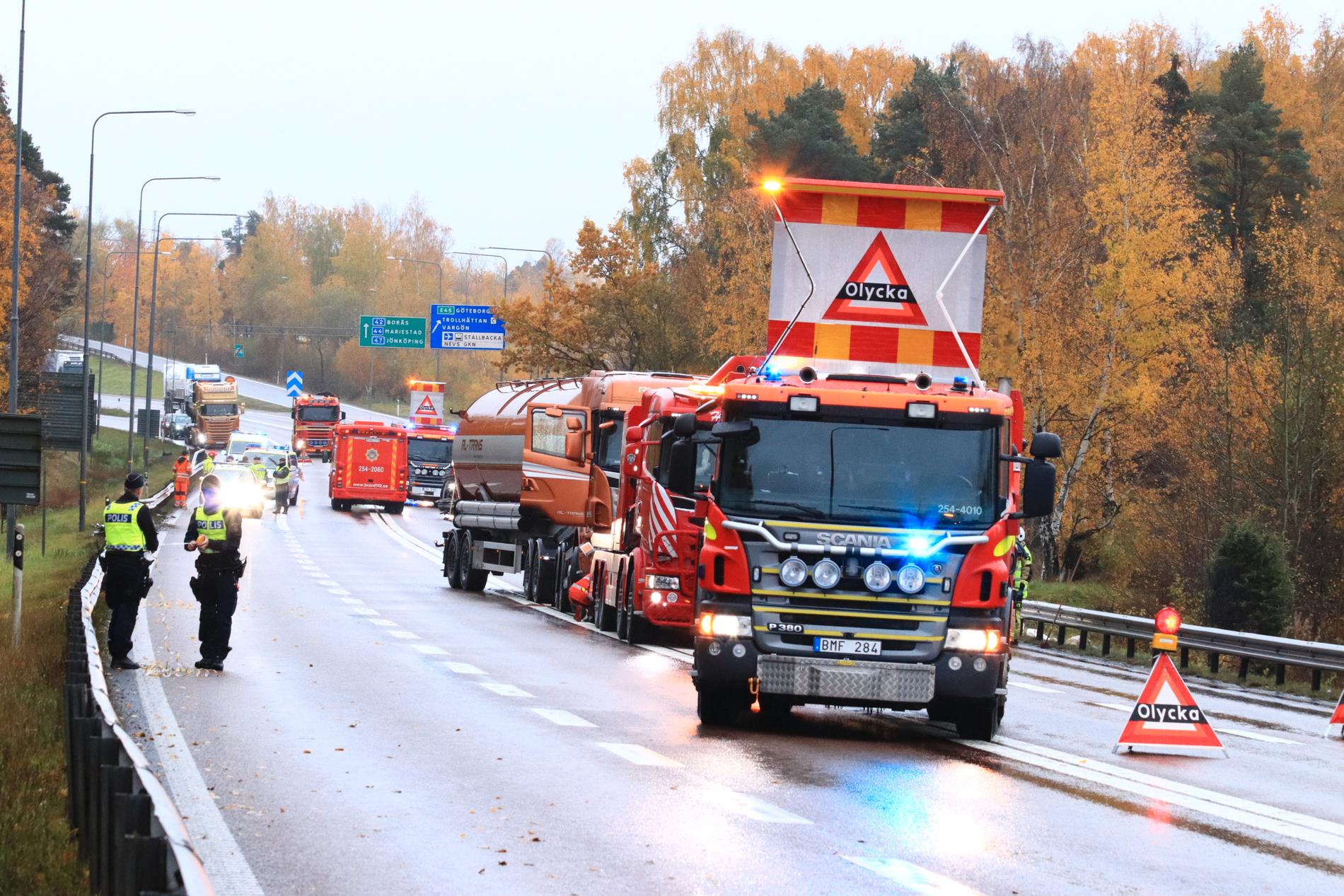 En personbil och en lastbil kolliderade på Stallbackabron i Trollhättan.