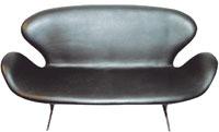 Arne Jacobsen-soffan Svanen. Nyrestaurerad går den på 39 360 kronor. Ett fynd tycker många.