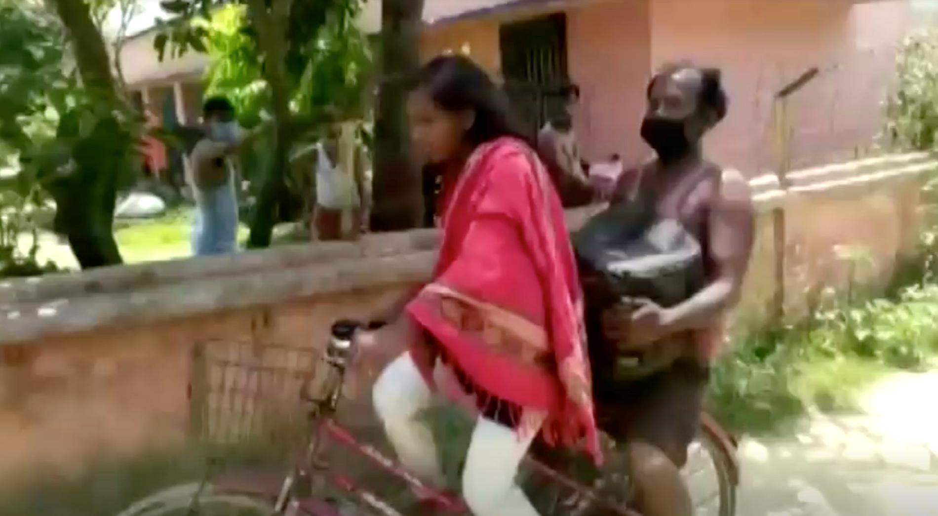 Jyoti Kumari skjutsade hem sin pappa – en tur på 120 mil. Nu kan hon bli landslagscyklist.