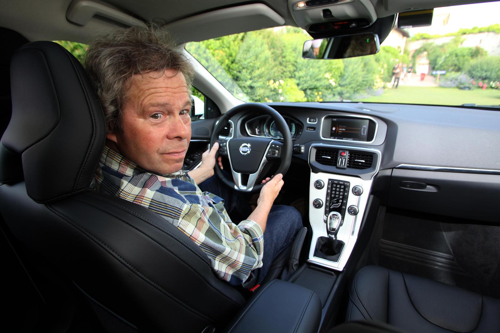 Aftonbladets Robert Collin bakom ratten på nya Volvo V40.