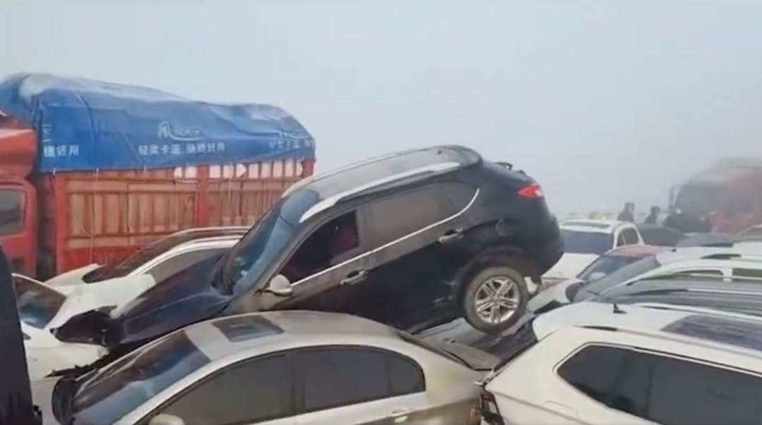 Masskrock på en bro i den kinesiska staden Zhengzhou.