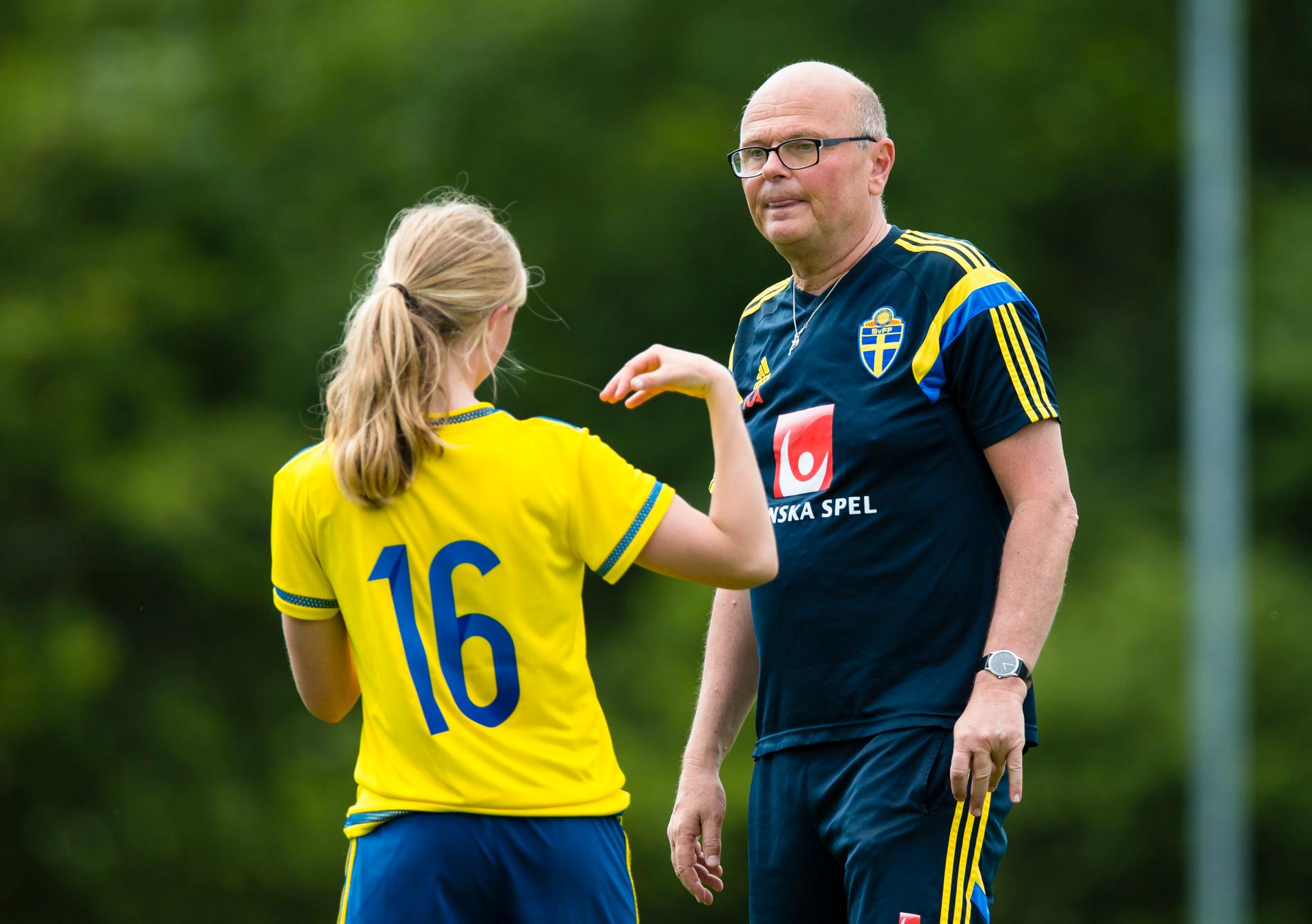 Sveriges förbundskapten Calle Barrling samtalar med Sveriges Rebecka Blomqvist.
