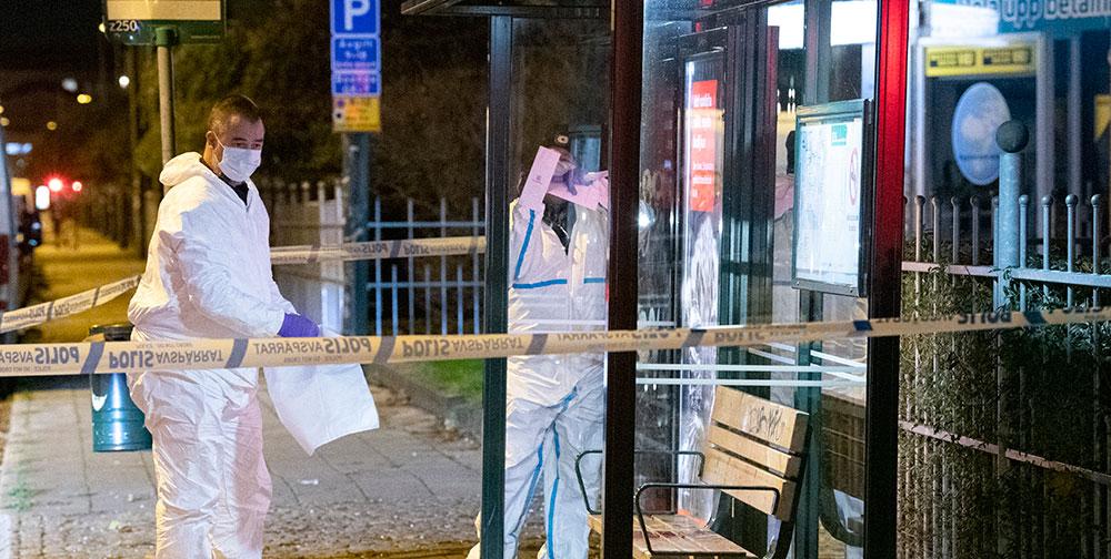 En kvinna blev svårt skadad när hon attackerades vid en busskur i Malmö.