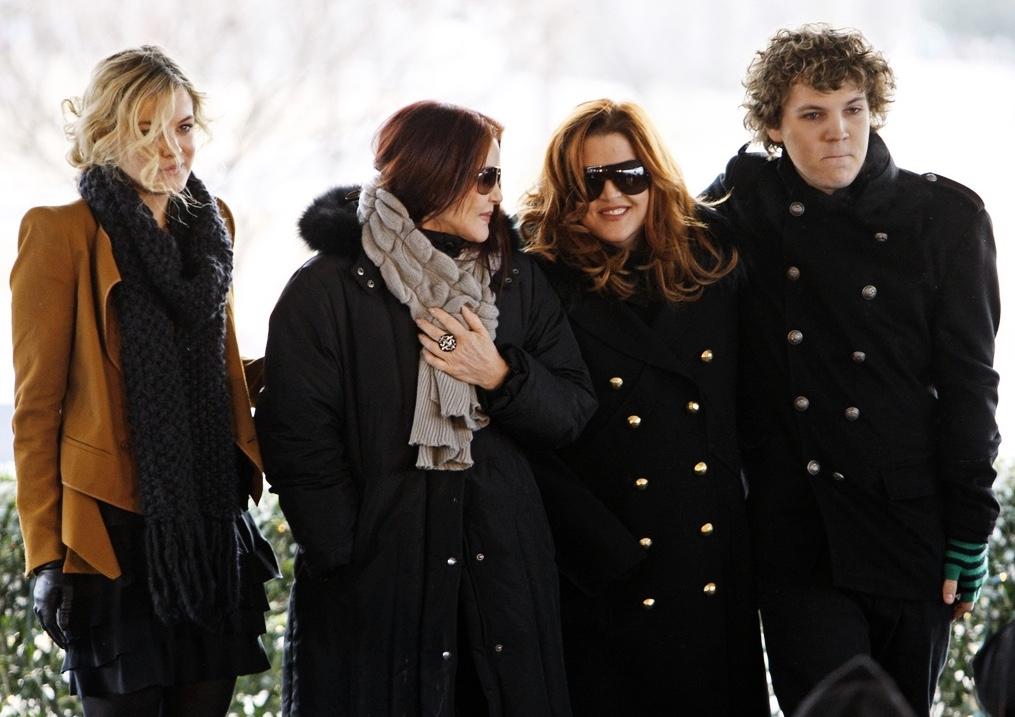 Priscilla Presley med Lisa Marie flankerade av barn och barnbarnen Riley och Benjamin. Benjamins död gjorde mamma Lisa Marie otröstlig.