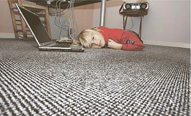 MJUK OCH VARM Elias Larsson, 11, gillar heltäckningsmattan i datarummet. Och snart ska han få en i sitt sovrum.