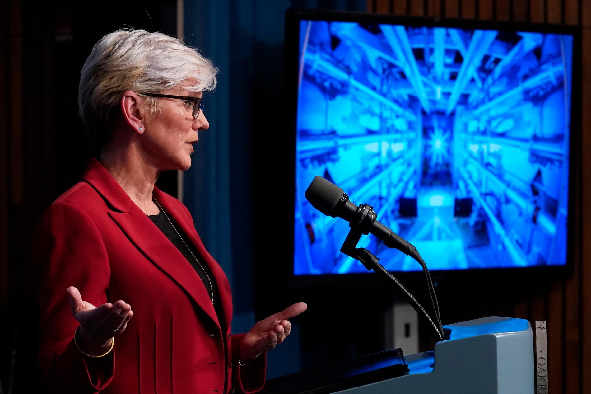 USA:s energiminister Jennifer Granholm beskriver de senaste framstegen inom fusionsforskningen som ett "historiskt genombrott".