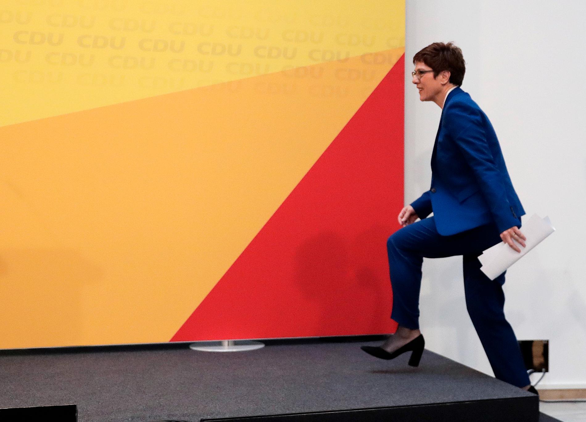 Angela Merkels kronprinsessa Annegret Kramp Karrenbauer kastar in handduken.