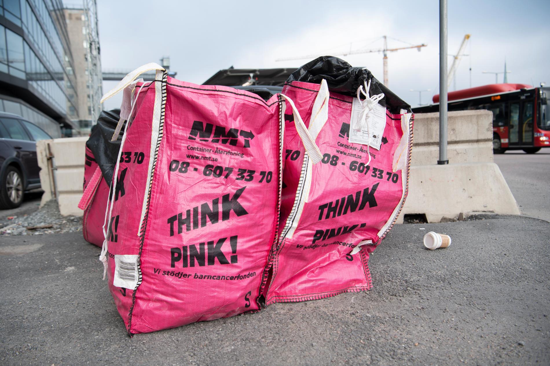 Säckar för återvinning från konkursade företaget Think Pink, moderbolag till NMT, vars vd misstänks för grovt miljöbrott.