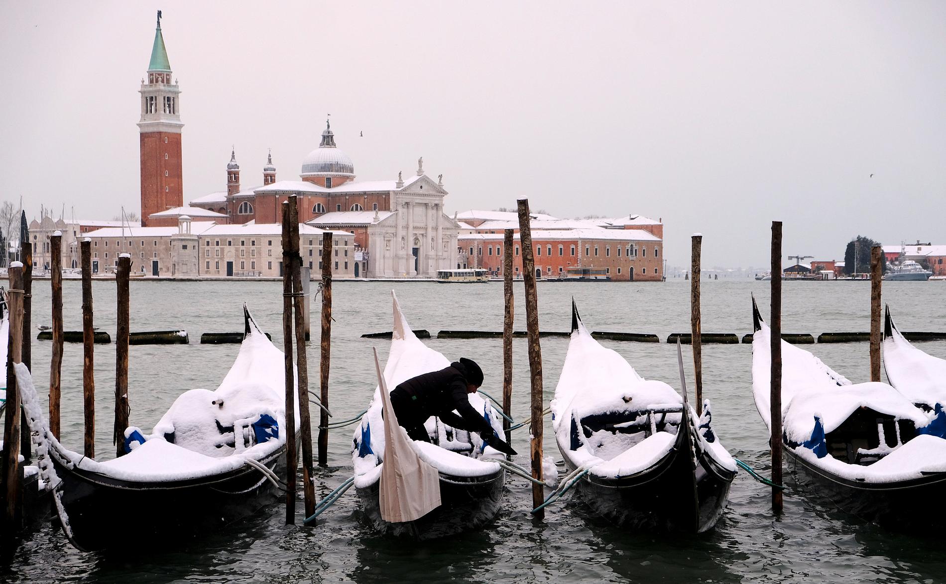 Gondoler i Venedig täckta av snö