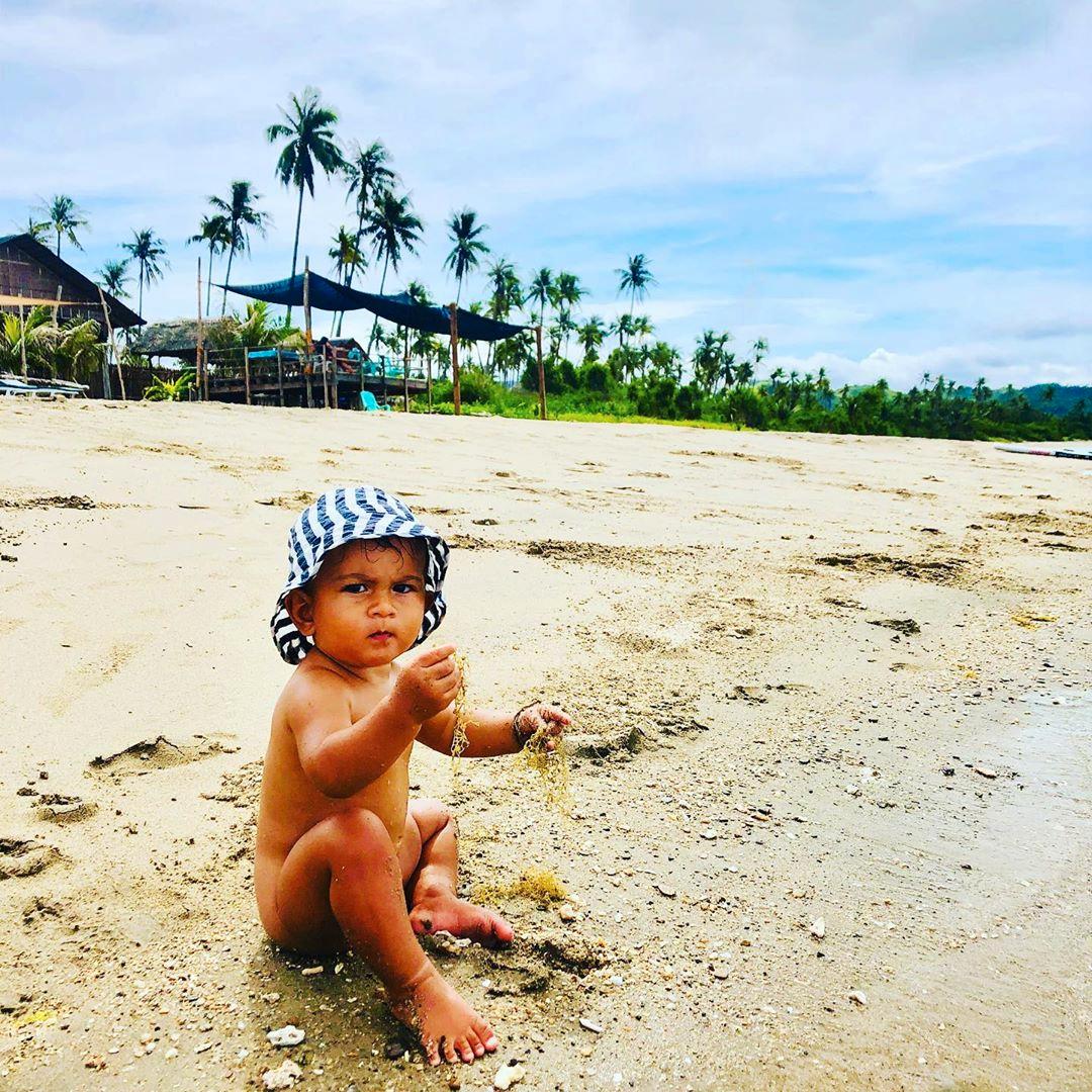 Sonen Maxime på stranden vid hotellet på Tablas Island i Filippinerna.