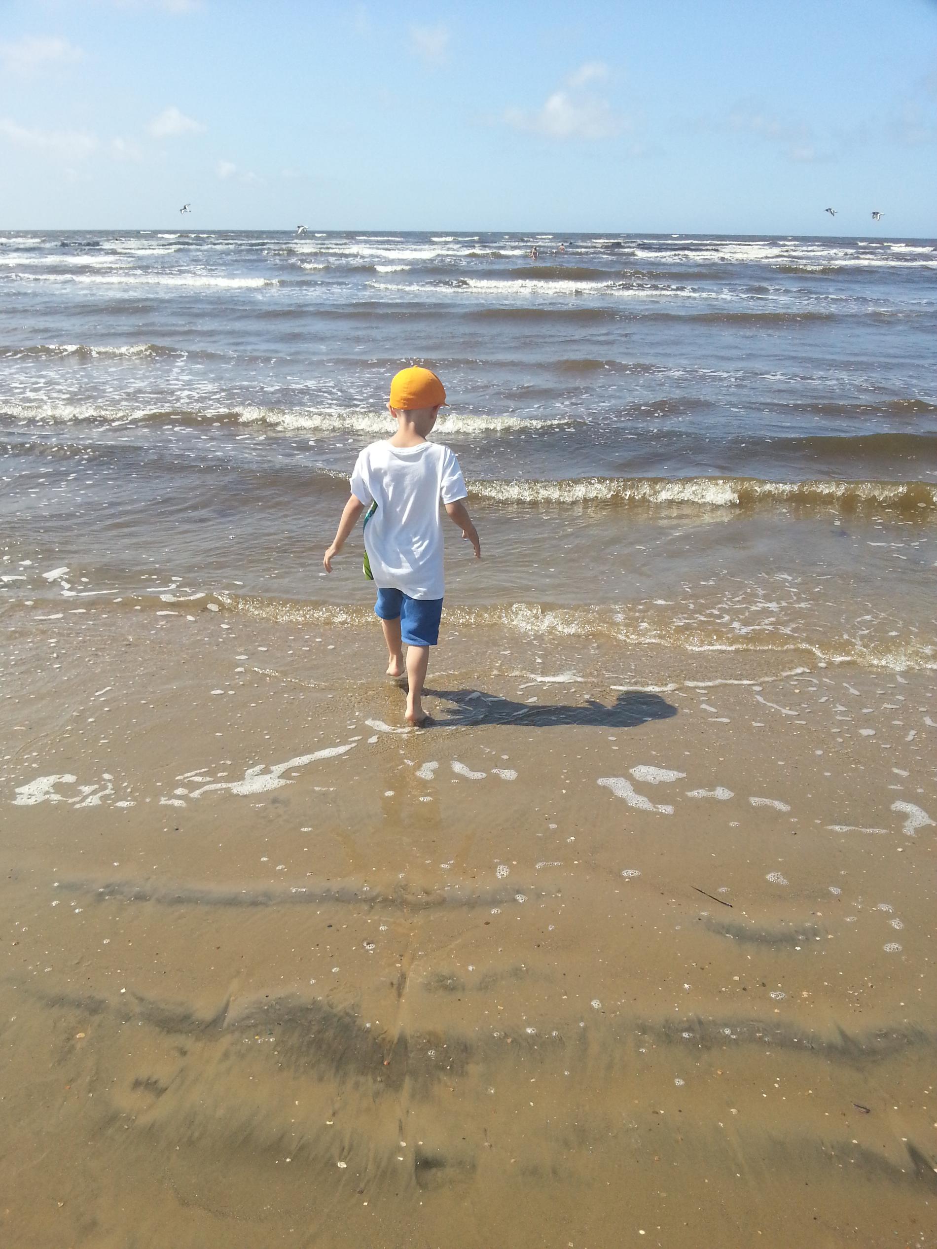 Min son Joel känner på vattnet för första gången i år i Skummeslöv, skriver Anna.