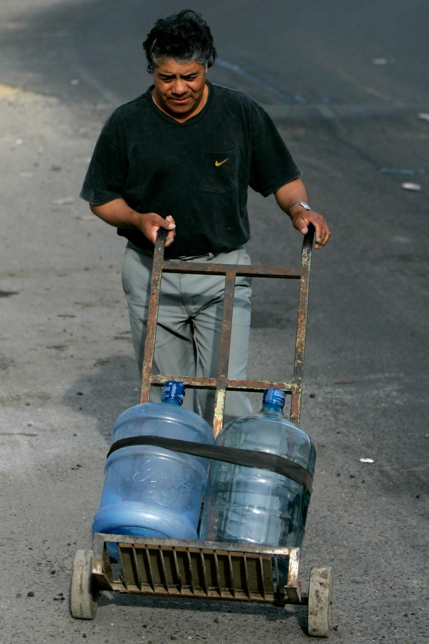En man kör hem sitt dricksvatten i Mexiko city. (Arkivbild.)