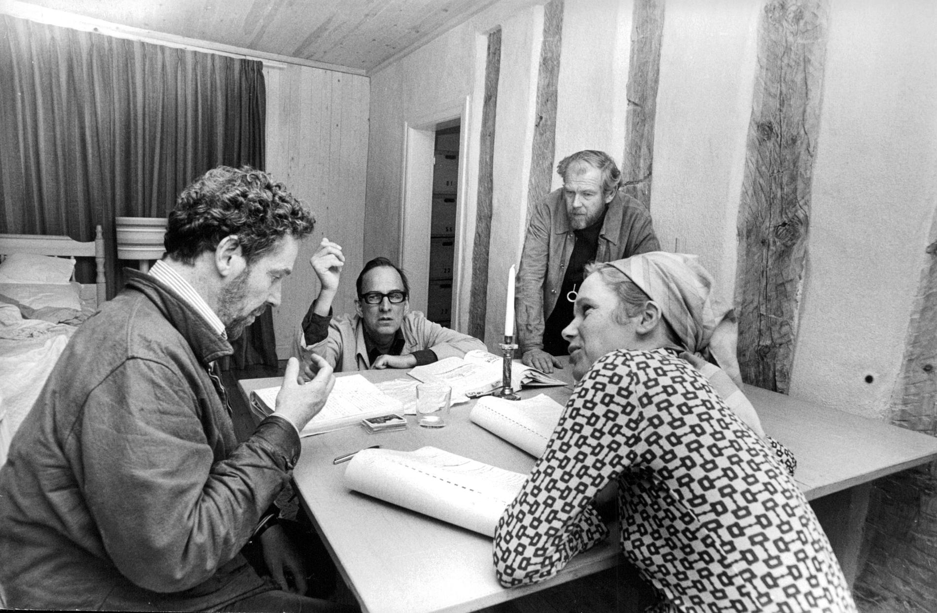 Regissören Ingmar Bergman tillsammans med skådespelarna Erland Josephson och Liv Ullmann och filmfotografen Sven Nykvist under inspelningen av "Scener ur ett äktenskap". Arkivbild.