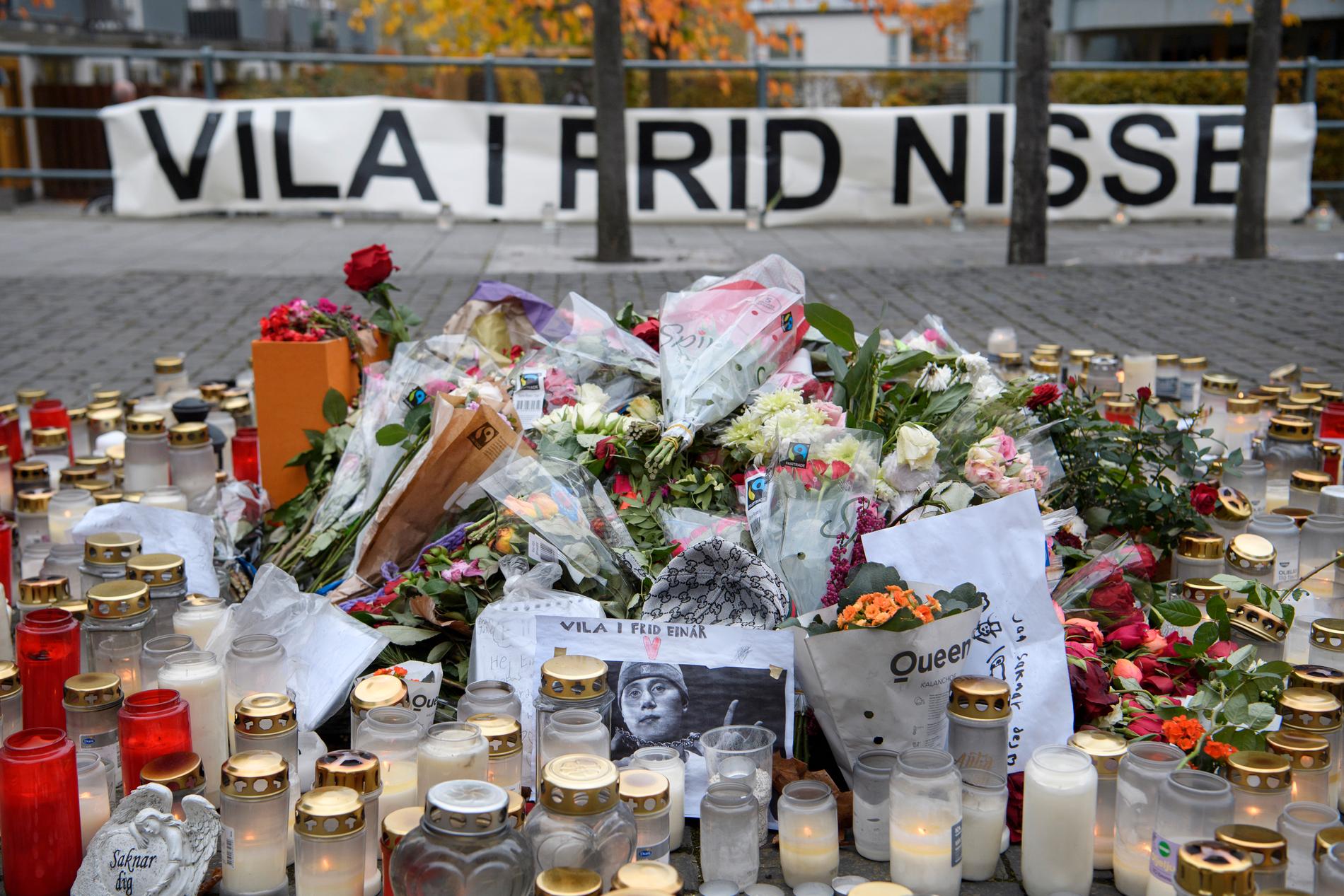 Blommor och ljus i Hammarby sjöstad i Stockholm, där rapparen Einár sköts ihjäl i torsdags kväll. Arkivbild.