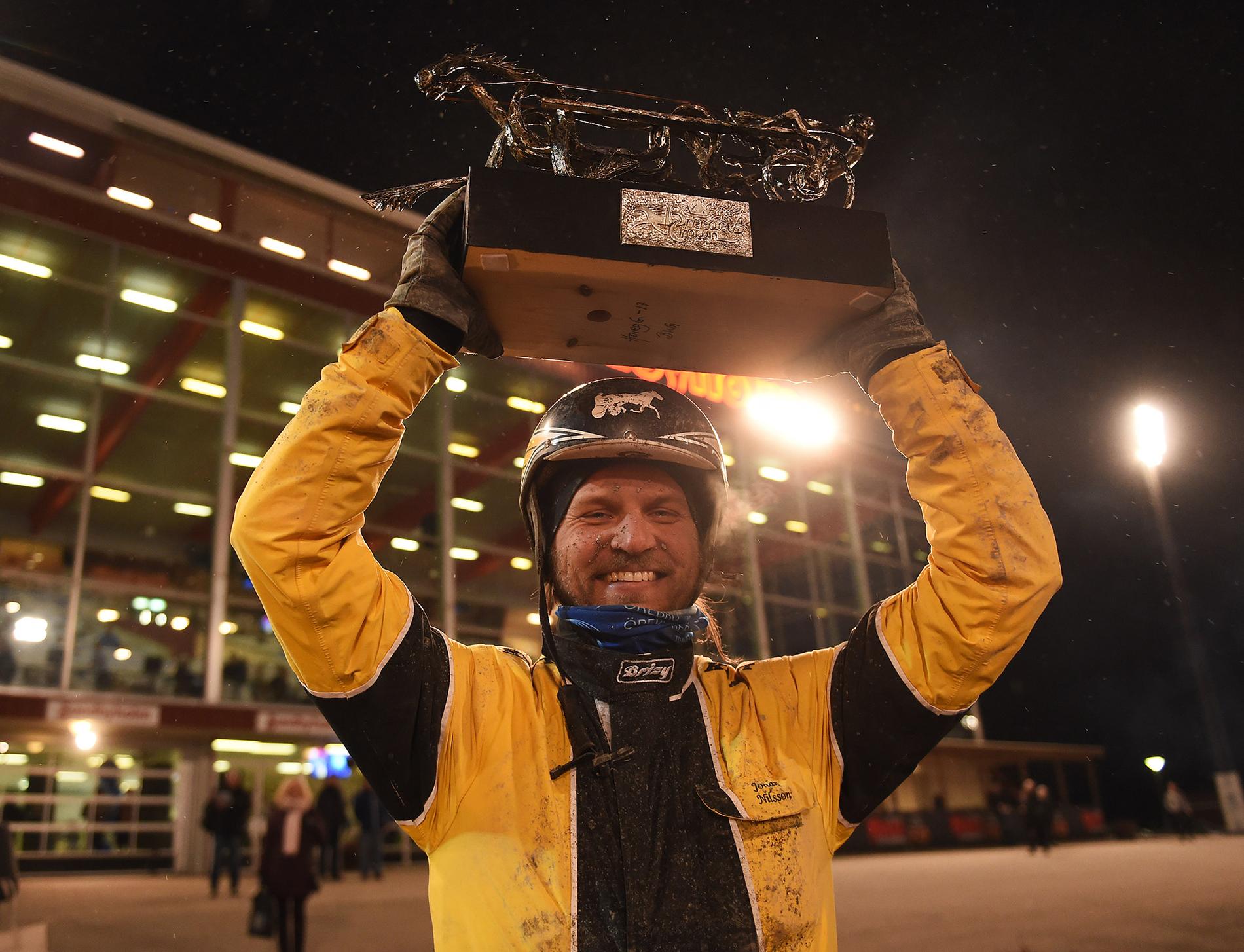 En glad Johan A Nilsson i Eskilstunas vinnarcirkel efter seger i Breeders Crown