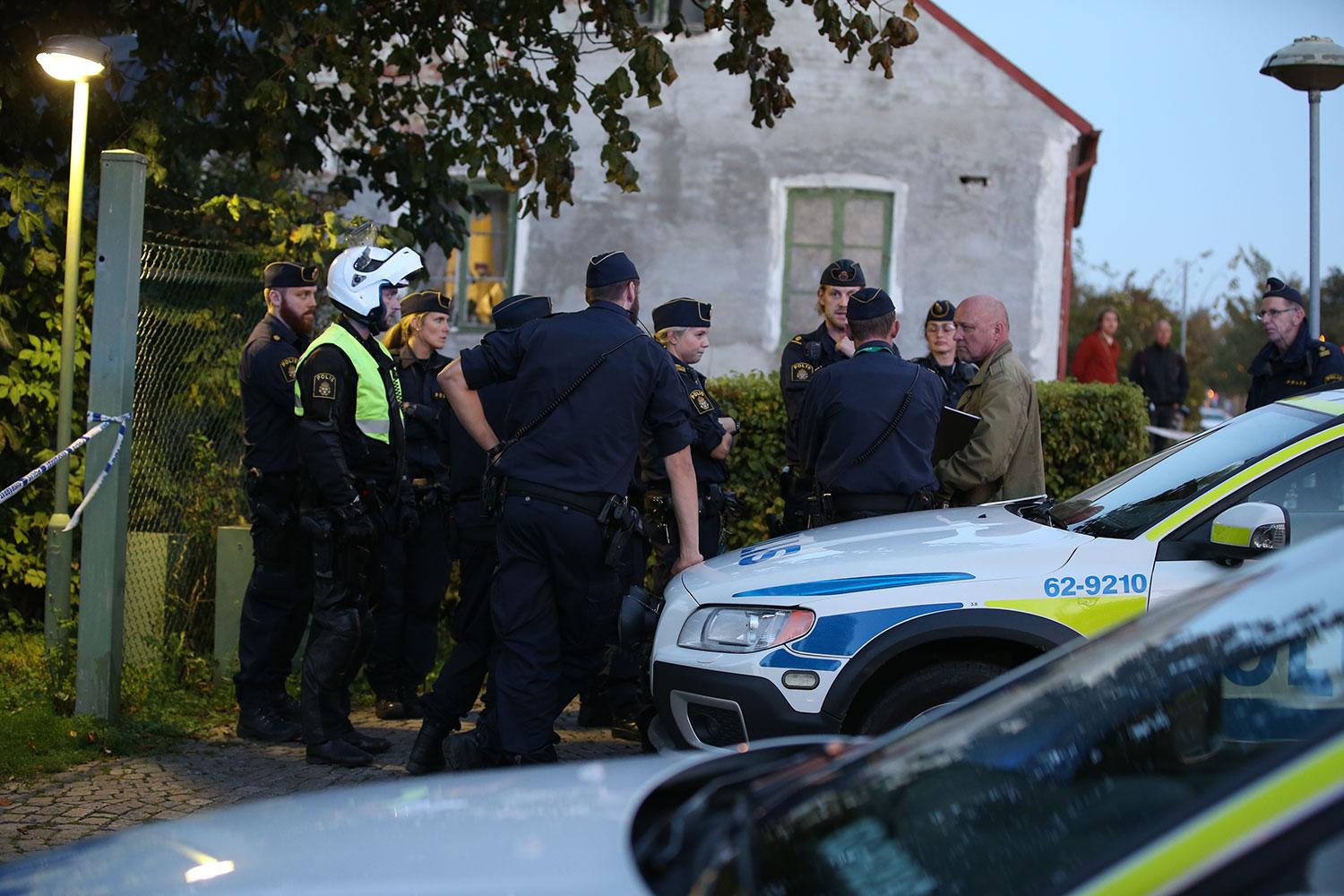 Spaningsledaren Göran Landvall med poliser vid mordplatsen.