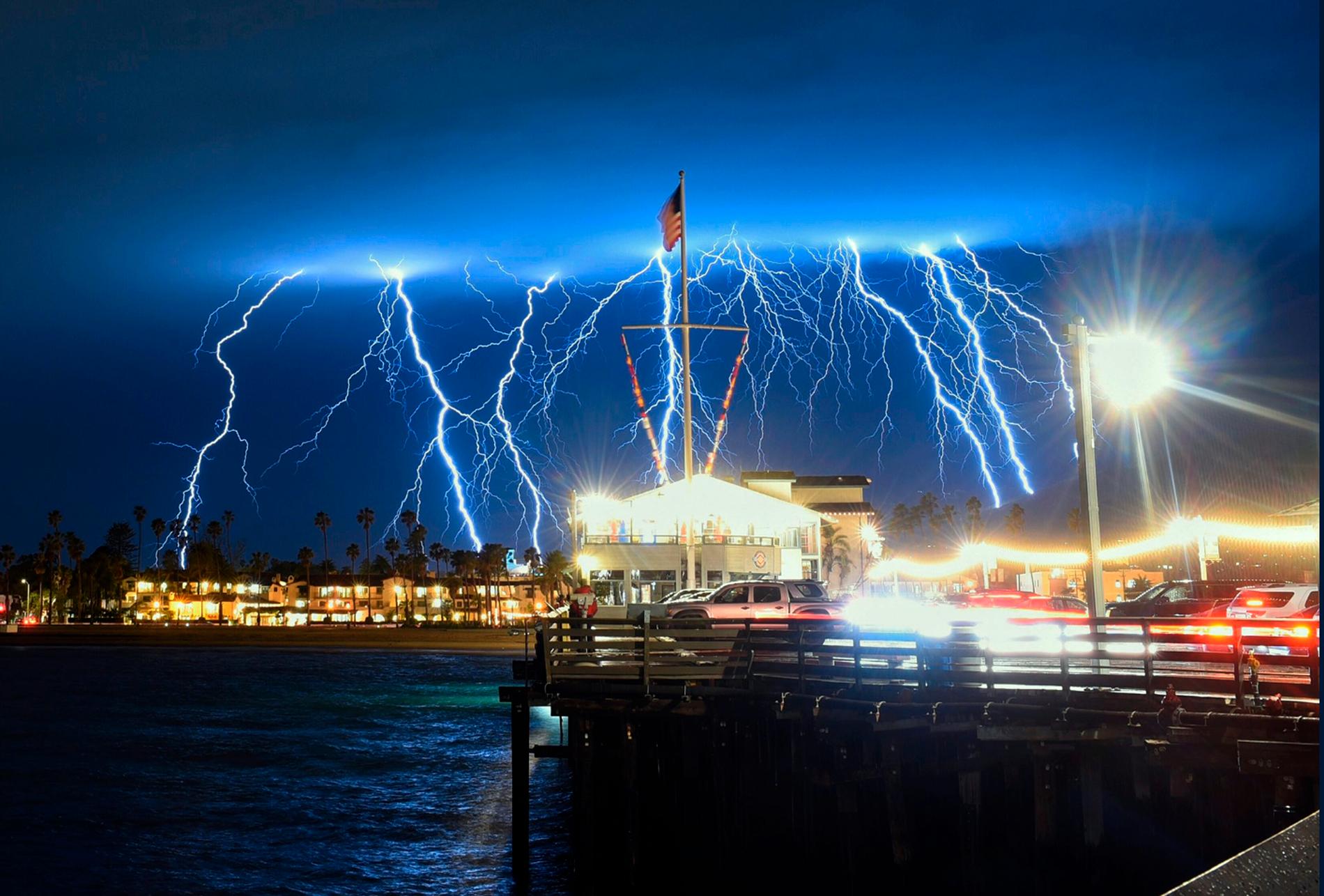 Väder: Ett foto med lång slutartid visar åskovädret över Stearns Wharf i Santa Barbara, Kalifornien, under natten till onsdagen. 