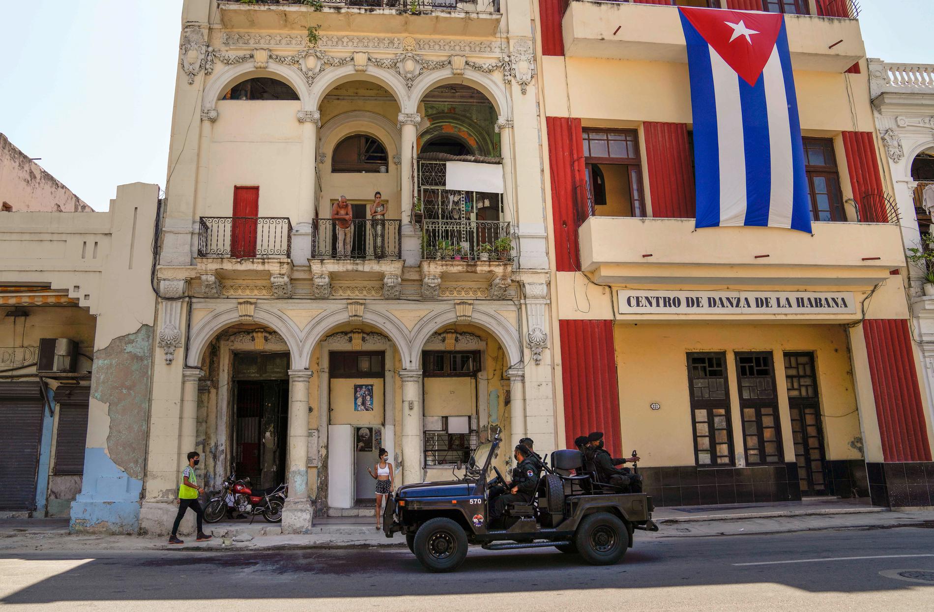 Poliser i en specialstyrka kör genom Havanna, en dryg vecka efter protesterna i juli. Arkivbild.