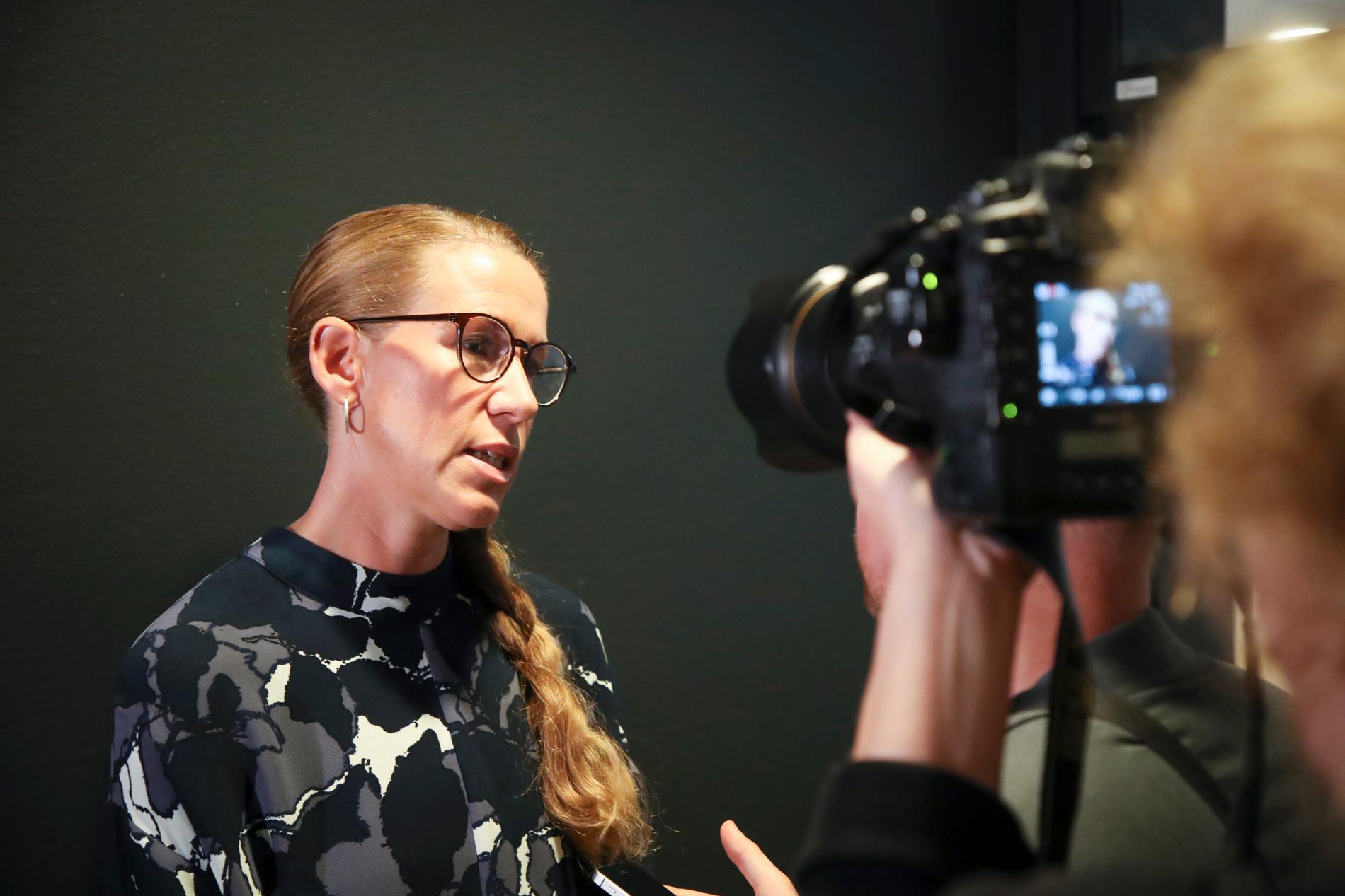 Kammaråklagare Linda Schön efter häktningsförhandlingen i Jönköpings tingsrätt där en 16-årig pojke häktats misstänkt för mord.