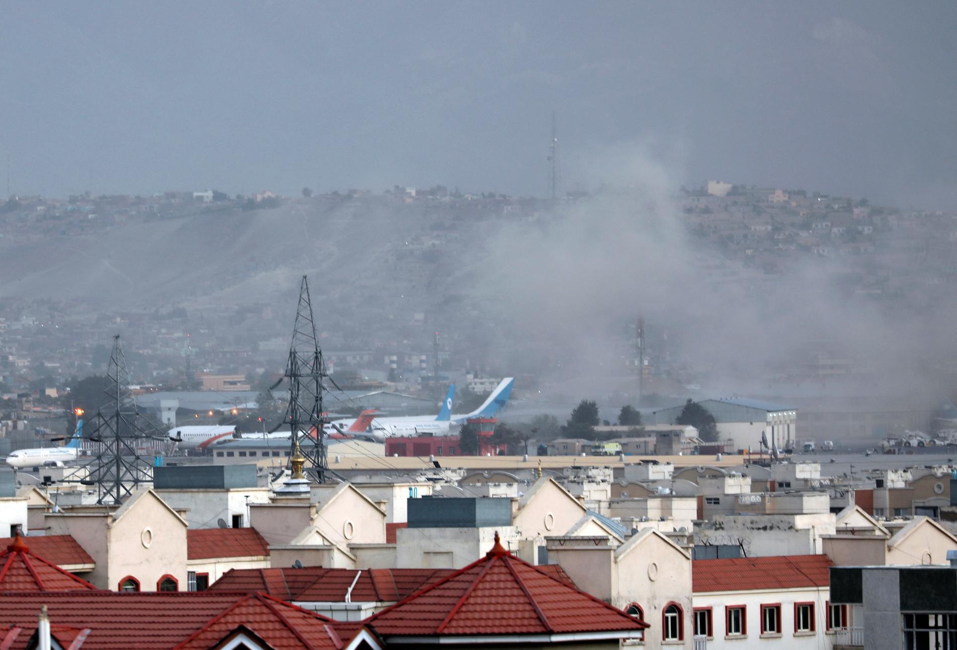 Rök stiger från Kabuls flygplats efter torsdagens terrordåd, som afghanska IS misstänks ligga bakom.