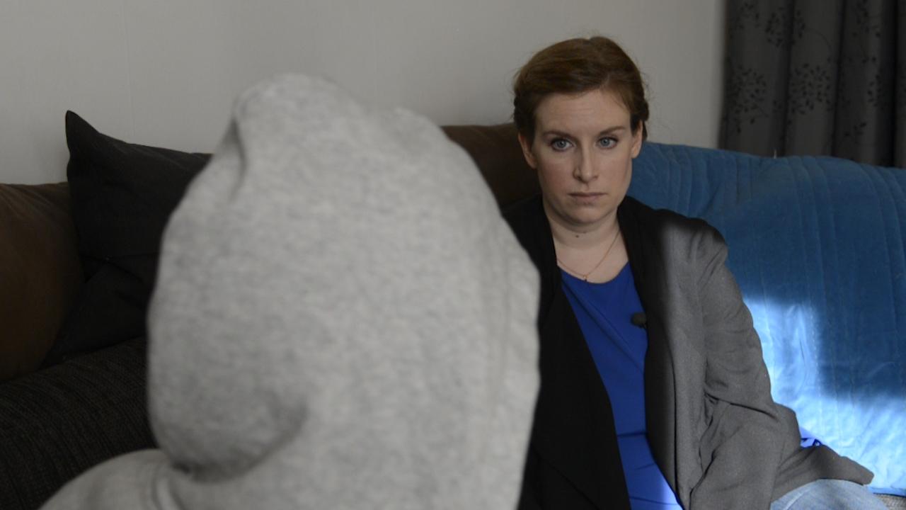 När Emma sökte hjälp hos psykiatrin blev hon tvångsvårdad av en sexualförbrytare. Här berättar hon för Aftonbladet reporter Angelica Öhagen.