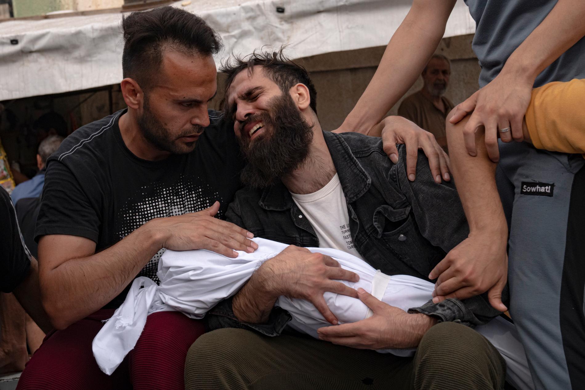 Palestinier sörjer anhöriga som dött efter israeliska bombningar vid bårhuset i Khan Younis, den 29 oktober, 2023.