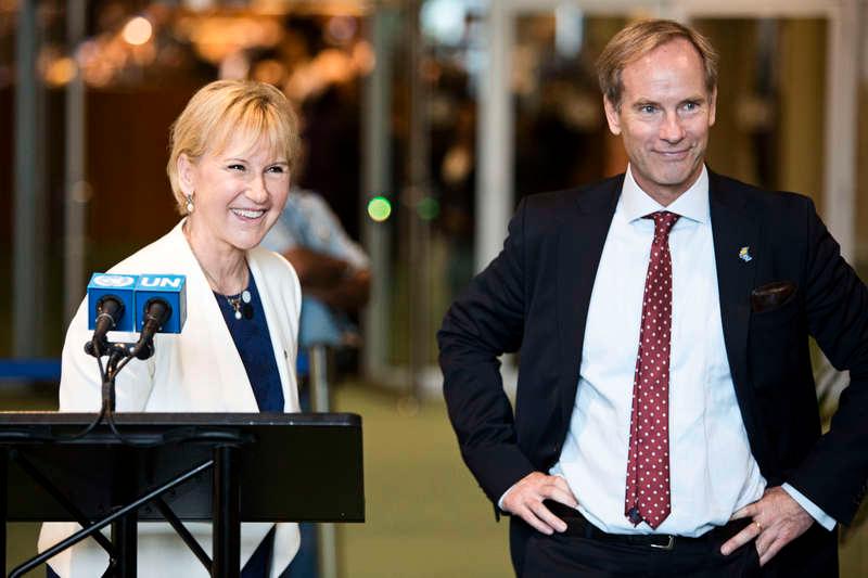 En strålande glad Margot Wallström och FN-ambassadören Olof Skoog möter världspressen efter beskedet att Sverige har tagit en plats i FN:s säkerhetsråd.