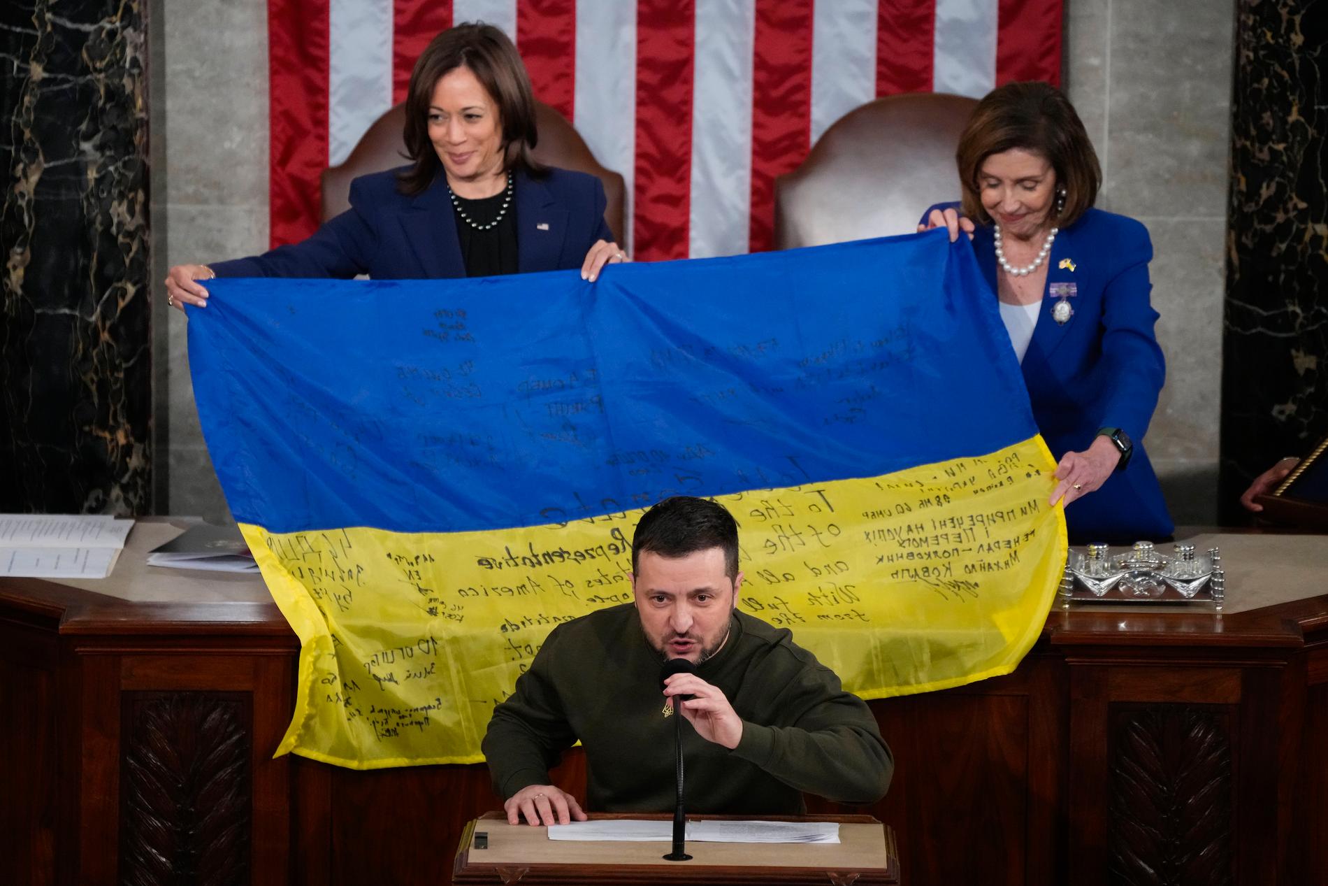 Zelenskyj avslutade med att ge avgående talmannen Nancy Pelosi en ukrainsk flagga som signerats av soldater.
