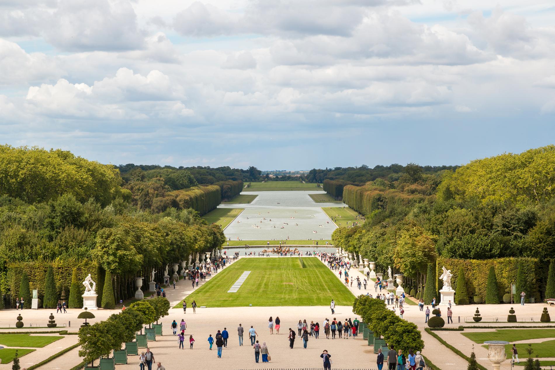 Versailles slottsträdgård lockar lika mycket som slottets vackra rum och salar. 