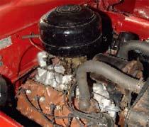 Motorn är Henry Fords sista egna konstruktion, en V8 med sidventiler, introducerad 1932, som i detta utförandet utvecklar 100 hästkrafter. Jämfört med moderna bilar låter det inte så mycket, men kraften finns redan på tomgång och man kan i princip alltid köra på treans växel, oavsett hastighet.