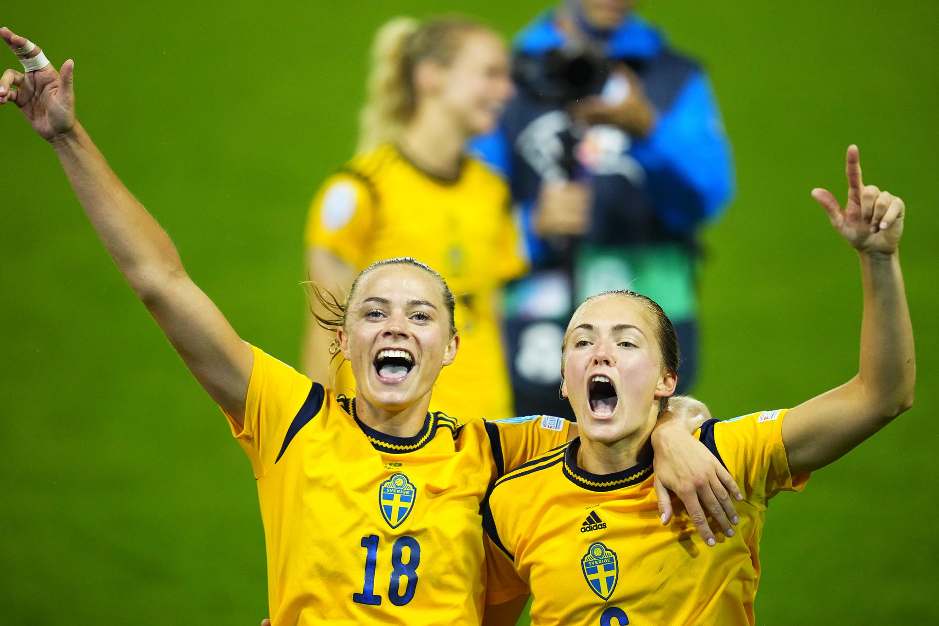 Magdalena Eriksson firar segern med Fridolina Rolfö efter matchen. 