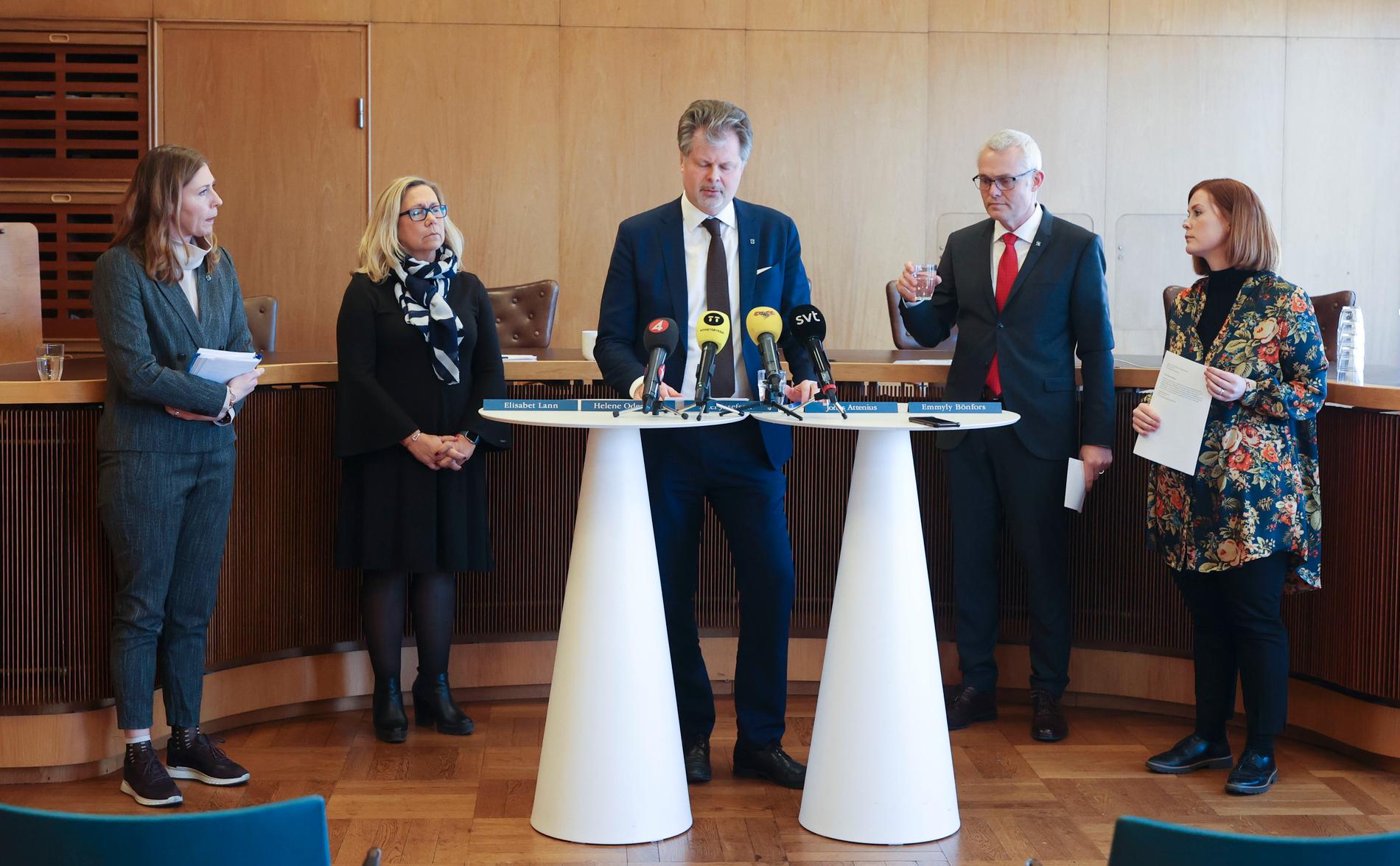 Elisabet Lann (KD), Helene Odenjung (L), Axel Josefsson (M), Jonas Attenius (S) och Emmely Bönfors (C) under en pressträff med anledning av covid-19.