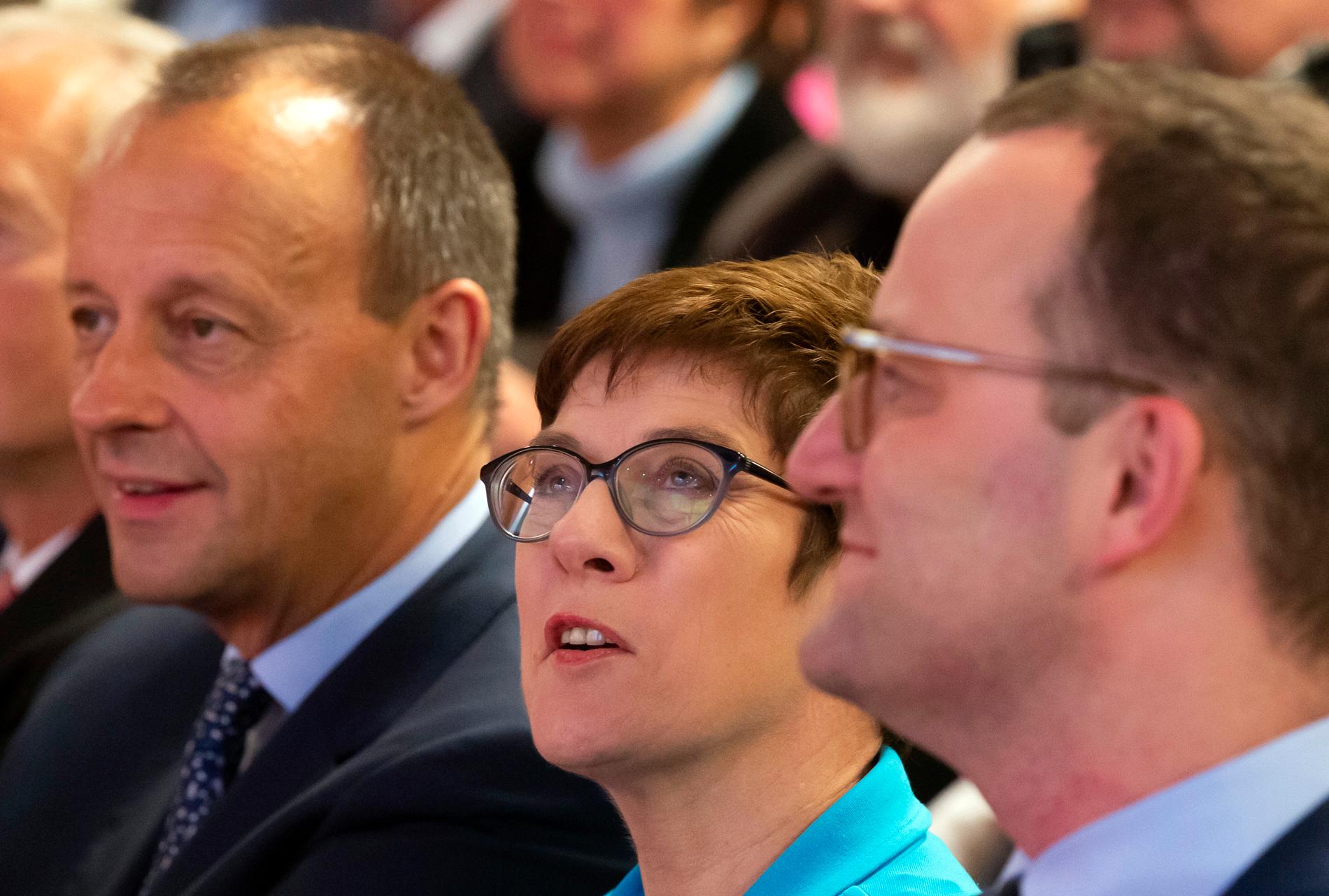 Toppkandidaterna till partiledarposten i CDU: Friedrich Merz till vänster och Annegret Kramp-Karrenbauer i mitten. Till höger syns också uppstickaren Jens Spahn.