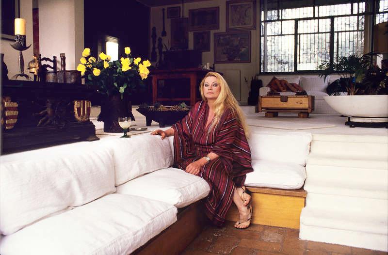 Anita Ekberg i sin unika vardagsrumssoffa under en intervju 1987.